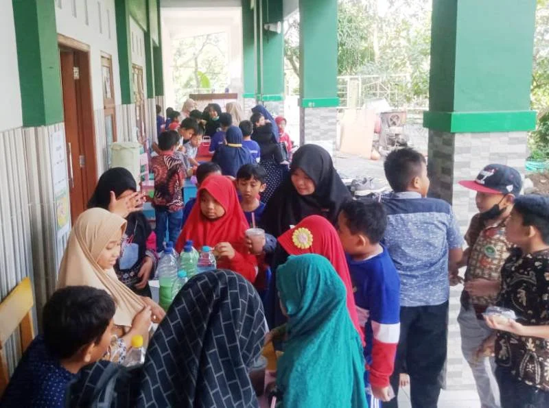 Lomba Dagang Makanan di Almadany Business Chalenge Untung Gede