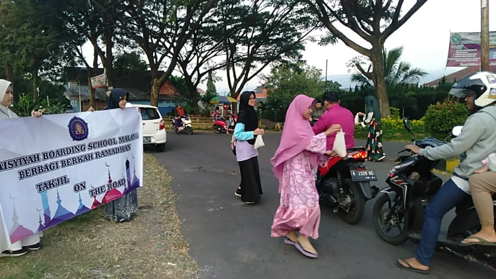 Urunan Duit, Santri Ini Bagikan Takjil ke Jalan
