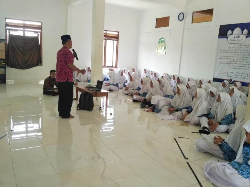 Penyuluhan Hidup Sehat Anak Pondok, Ada Tips Mengobati Pusing dan Kudisan