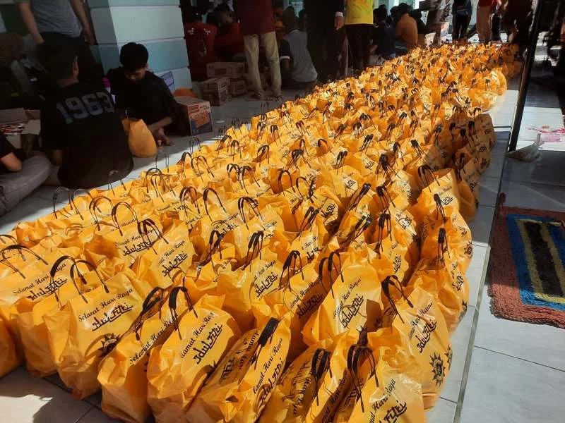 AMM Ambulu Bagikan 1.258 Paket Lebaran di Tiga Wilayah