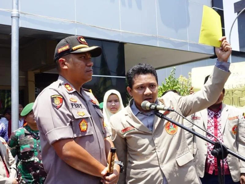 Geruduk Mapolres, AMM Berikan Kartu Kuning kepada Polisi