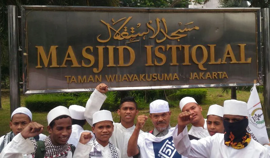 Pergi Bersepeda Motor, Pulang “Diterbangkan”: Pak Manan yang Jadi “Artis” Dadakan di Aksi Bela Islam 4 November