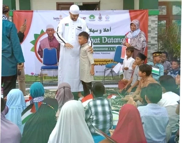 Rebutan Minta Tanda Tangan Syekh Palestina, Anak Ini Doanya Terkabul