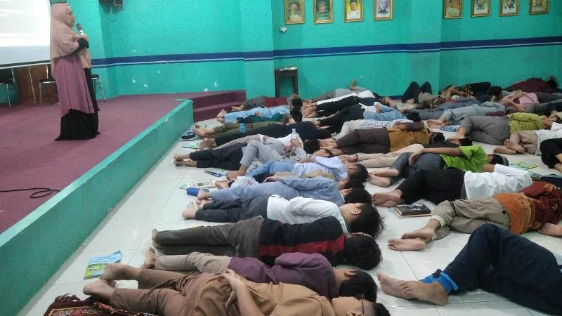 Gen Z Praktik Adab Tidur Menurut Nabi