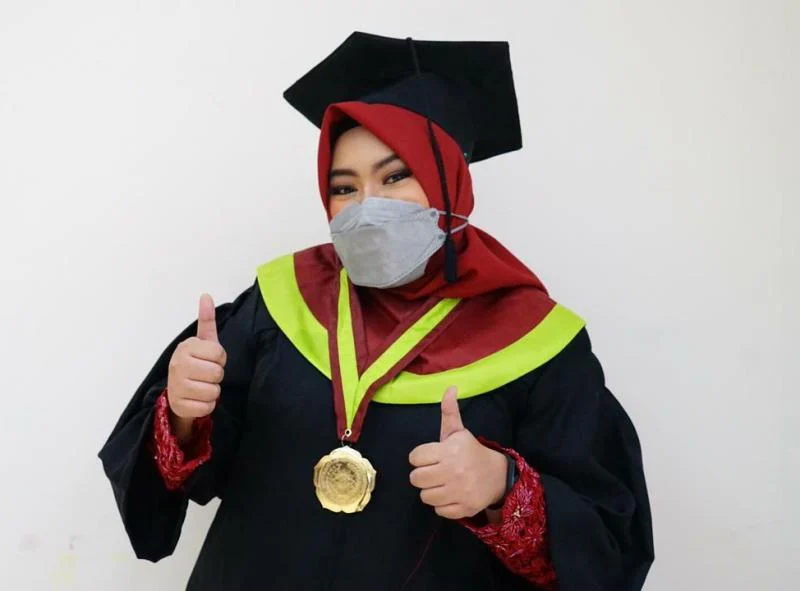 Tulis Skripsi di Ruang ICU, Mahasiswi Ini Akhirnya Wisuda