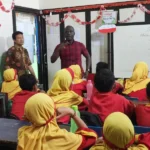 Belajar Bahasa Inggris Terasa Lain saat Guru Tamu dari Sierra Leone Ini Mengajar