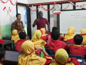 Belajar Bahasa Inggris Terasa Lain saat Guru Tamu dari Sierra Leone Ini Mengajar