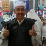 Tak Ada Jas Hujan, Kantong Plastik Sampah pun Jadi Mantel