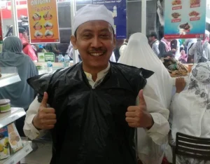 Tak Ada Jas Hujan, Kantong Plastik Sampah pun Jadi Mantel