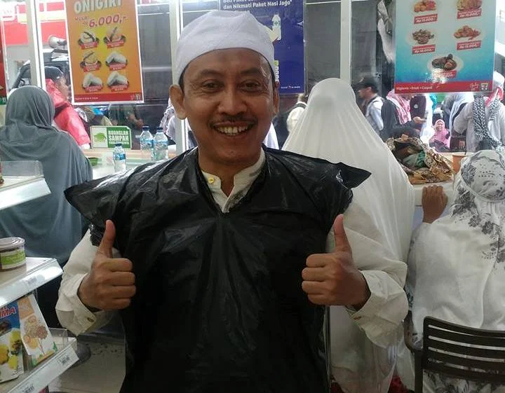 Tak Ada Jas Hujan, Kantong Plastik Sampah pun Jadi Mantel