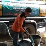 Serunya Memasok Air ke Daerah Kering, Truk Tangki Beberapa Kali Sempat Melorot