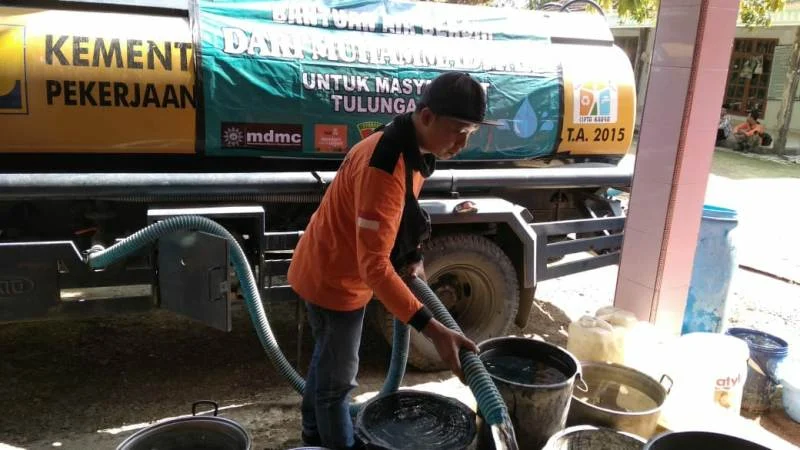 Serunya Memasok Air ke Daerah Kering, Truk Tangki Beberapa Kali Sempat Melorot