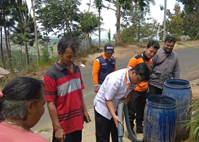 Lazismu dan MDMC Pasok Air ke Desa Kekeringan di Lereng Wilis