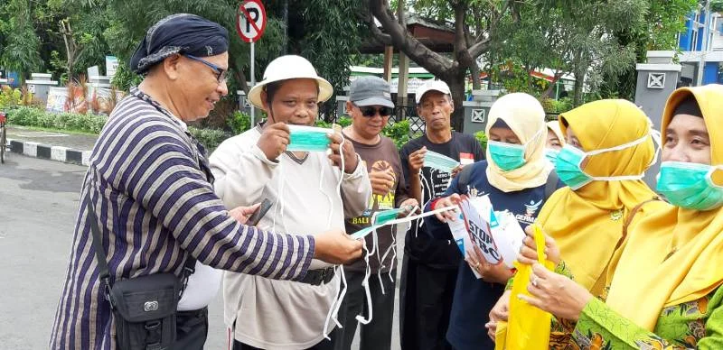 Peringati Hari TB, Kader Aisyiyah Bagikan Masker