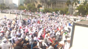 Aksi 212: Tergenang Air, Shalat Jum’at Ber-Qunut Nazilah Tetap Khusyu’