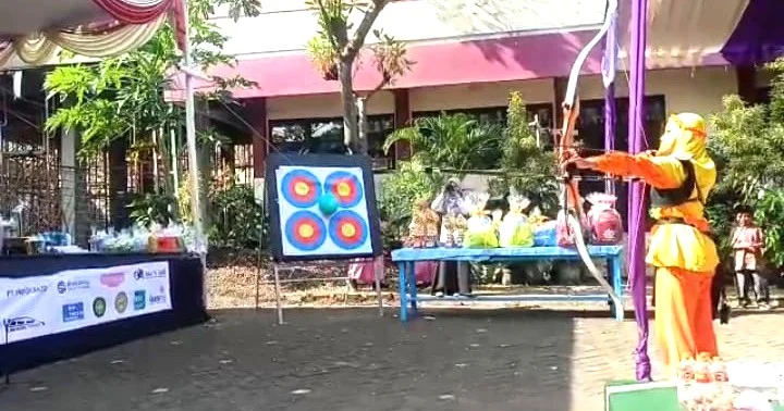 Aksi Atlet Panahan Ledakkan Balon Jadi Pembuka Open School SD Muga 2023