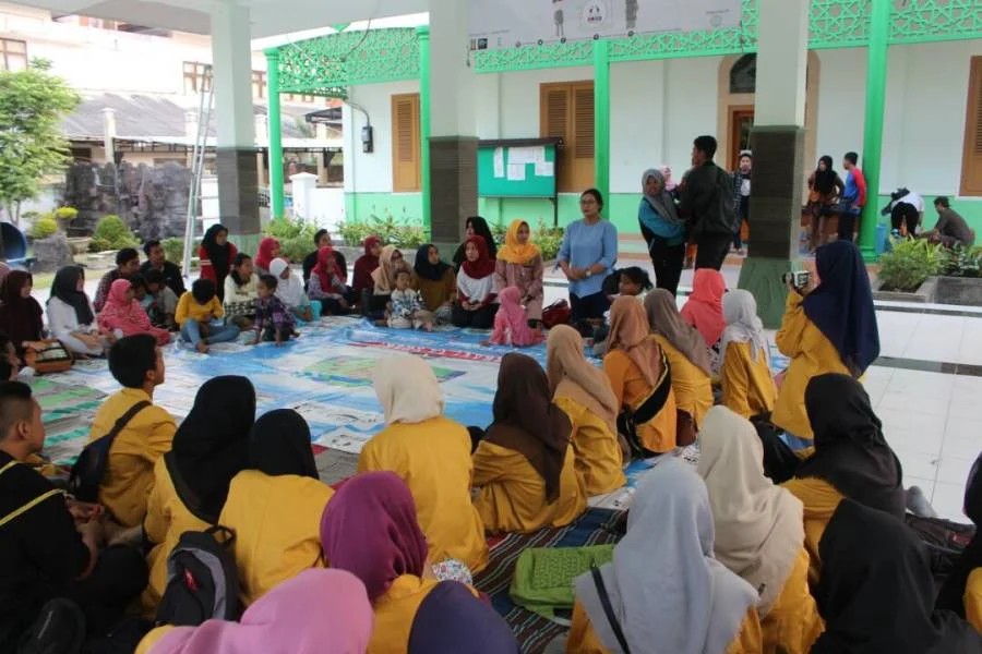 Dakwah On The Street Pelajar SMAMDA Gembirakan Anak Jalanan Sidoarjo