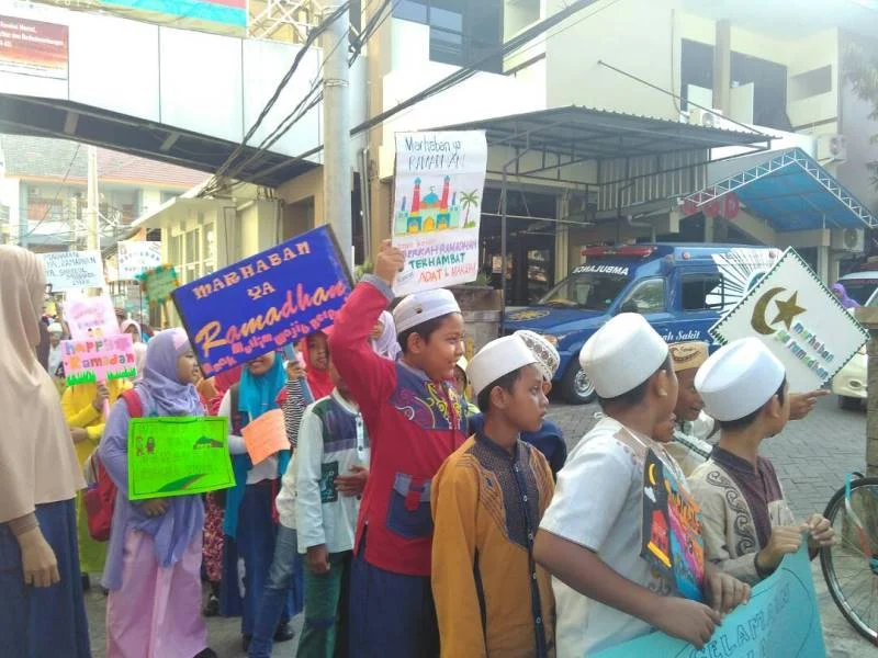 Siswa SD Muhammadiyah 1 Gresik Aksi Kelana Kota Ajak Warga Sambut Ramadhan dengan Gembira