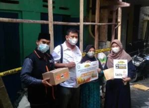 Amil Lazismu Bantu Aktivis Aisyiyah yang Rumahnya Terbakar