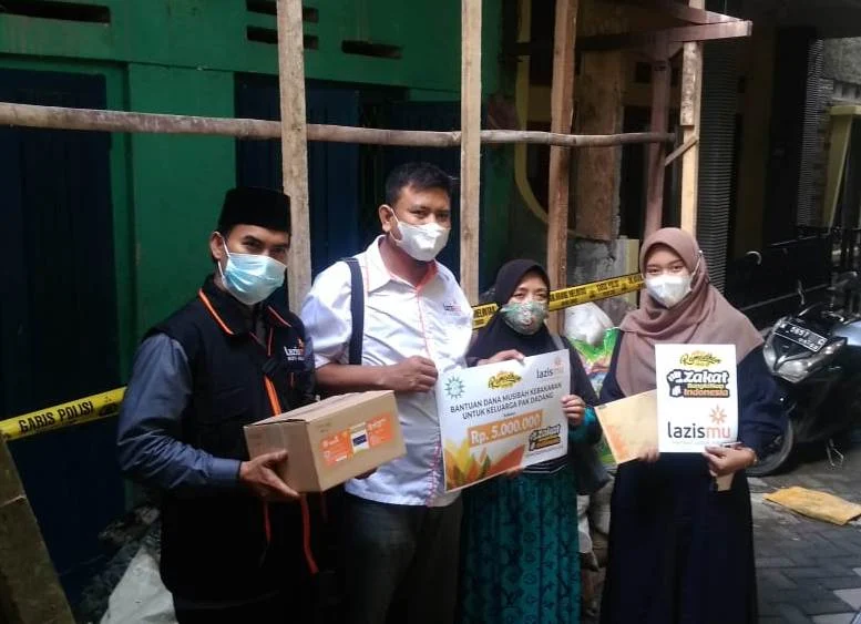 Amil Lazismu Bantu Aktivis Aisyiyah yang Rumahnya Terbakar