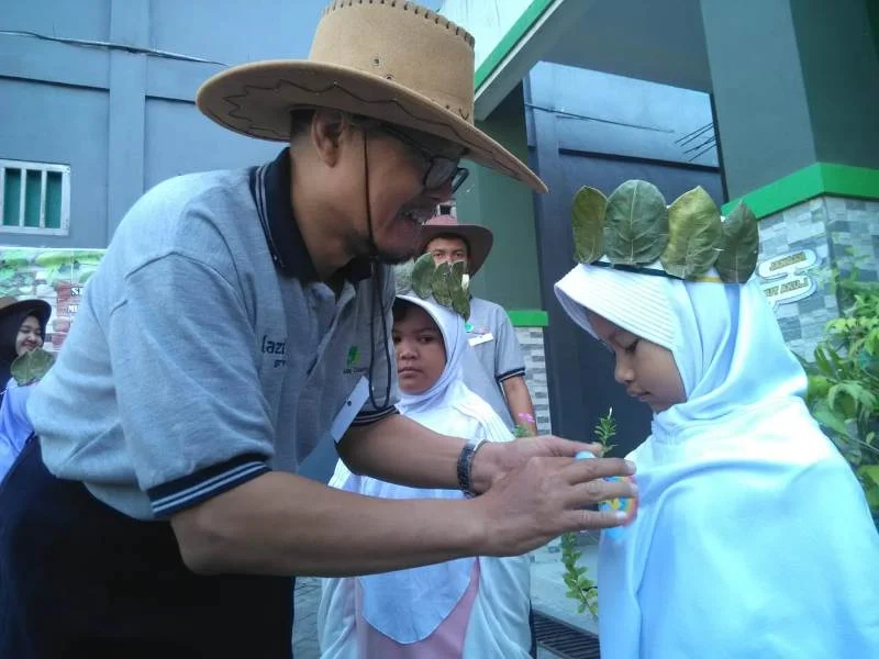 Sambutan ala Koboi dan Mahkota Daun Meriahkan Awal Sekolah di Sini