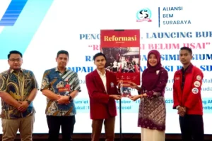 Aliansi BEM Surabaya Kukuhkan Kepengurusan dan Luncurkan Buku Reformasi Belum Usai