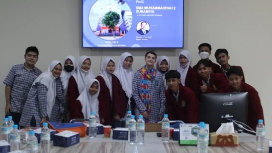 Ketika Siswa Smamda Asal Belgia, Alice Oudot Mencicipi Suwar Suwir