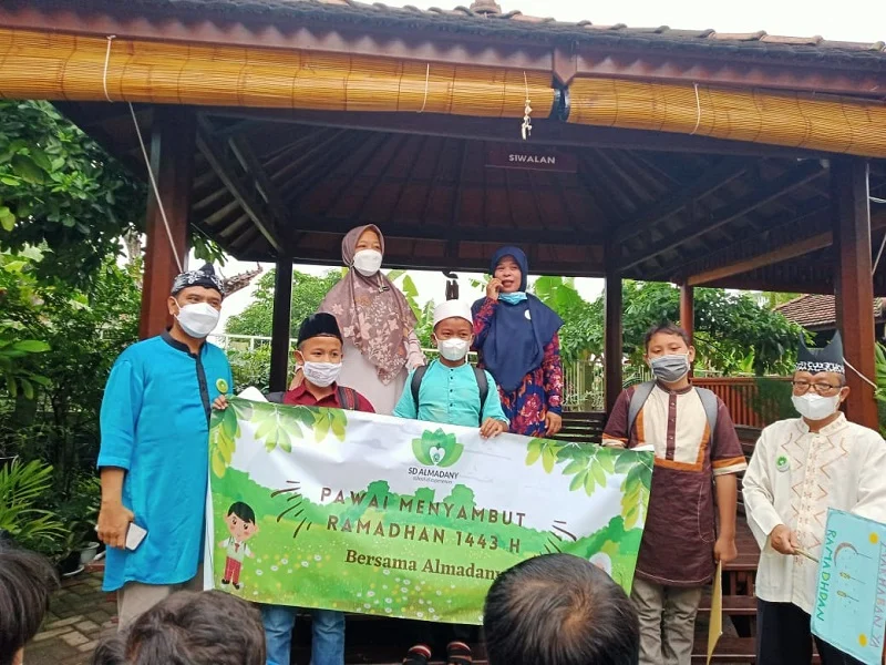 Berbusana Aneka Warna, Siswa SD Almadany Pawai Ramadhan