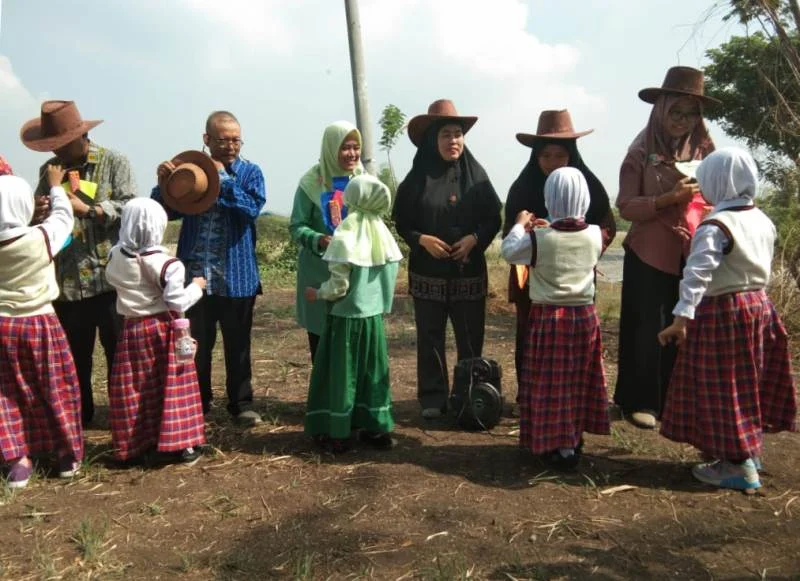 Ulah Para Siswa Ini Membuat Guru Tak Kuasa Nahan Tangis