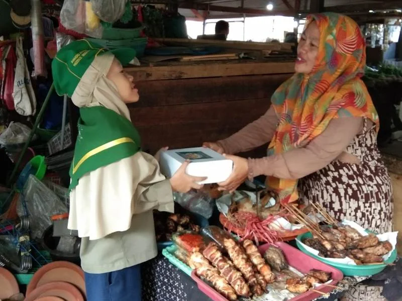 Pandu HW Sebar Nasi Kotak ke Pasar, Begini Respon Pedagang