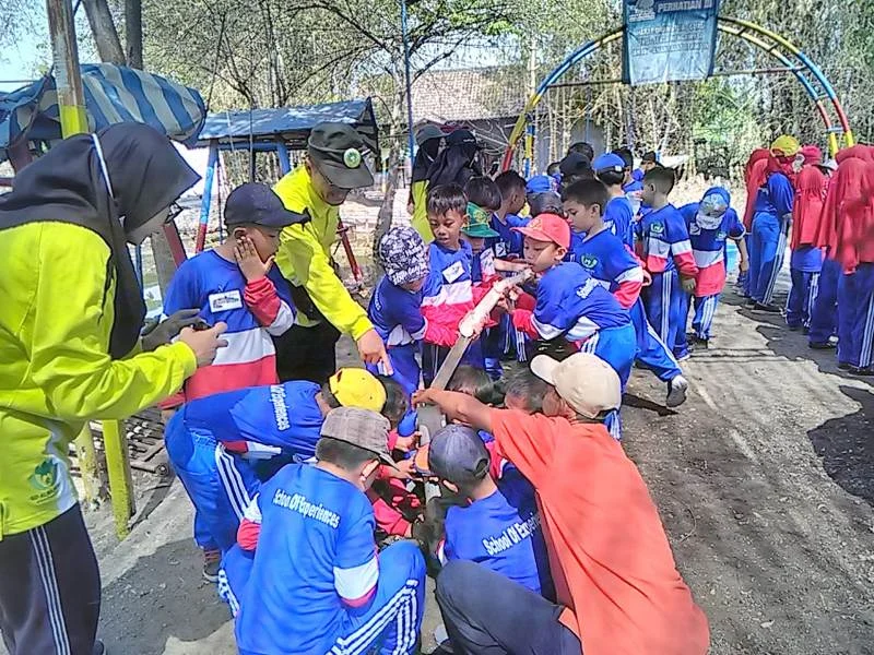 Serunya Bermain Pipa Bocor, Pemenangnya Main Flying Fox Duluan