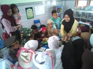 Begini Cara Orangtua Menjelaskan Pahlawan Keluarga ke Anak-Anak