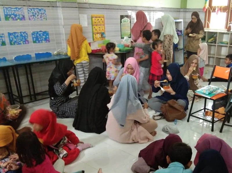 Usai Terima Rapor, Langsung Gelar Tasyakuran di Kelas