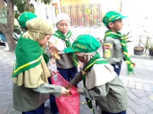 Jalan-Jalan Jumat Berkah, Ini yang Dilakukan Siswa Saat Jumpai Sampah