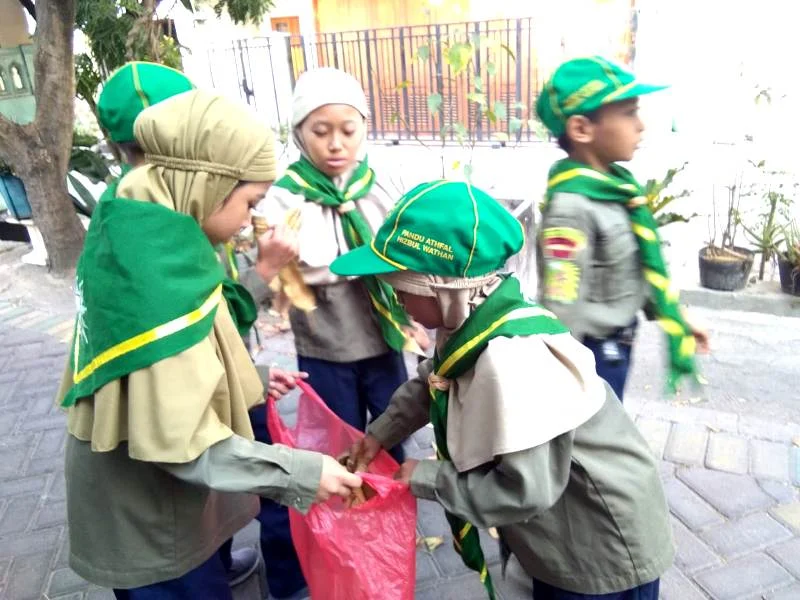 Jalan-Jalan Jumat Berkah, Ini yang Dilakukan Siswa Saat Jumpai Sampah