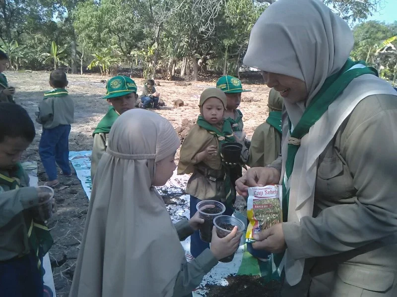 Menanam Cabai Menumbuhkan Keimanan dan Cinta Lingkungan di Almadany