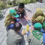 Siswa Mengamati Fenomena Alam Hari tanpa Bayangan