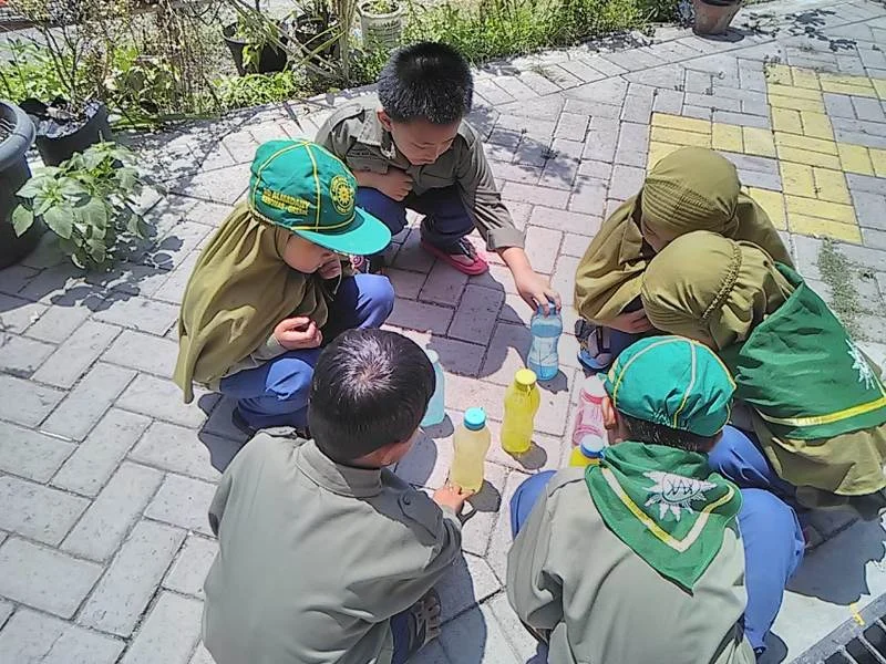 Siswa Mengamati Fenomena Alam Hari tanpa Bayangan