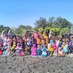 Hari Batik, Sekolah Ini Bikin Panggung Catwalk di Tengah Sawah