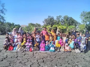 Hari Batik, Sekolah Ini Bikin Panggung Catwalk di Tengah Sawah