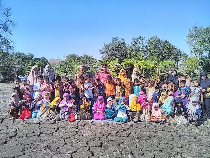 Hari Batik, Sekolah Ini Bikin Panggung Catwalk di Tengah Sawah