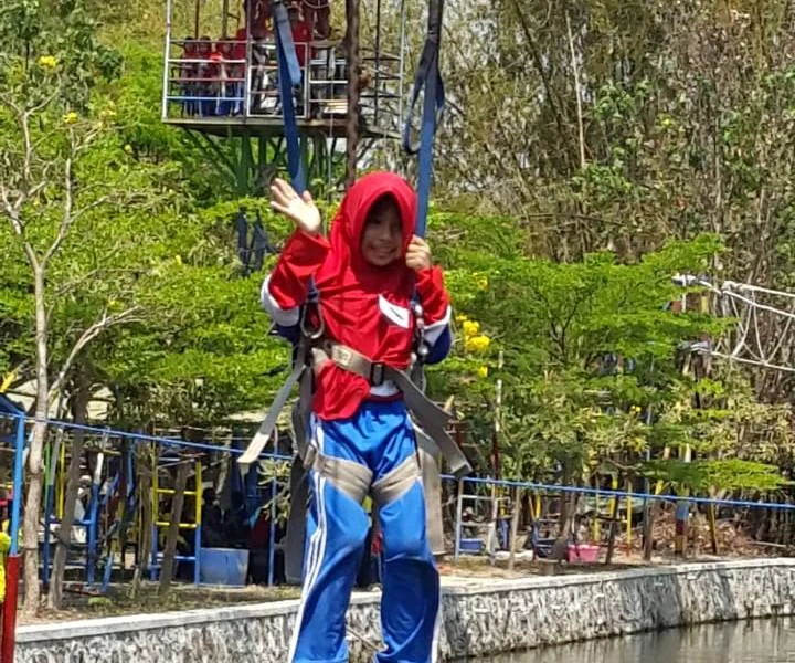 Flying Fox dan Bakar Ikan, Acara Seru Outbound Sekolah Alam Ini