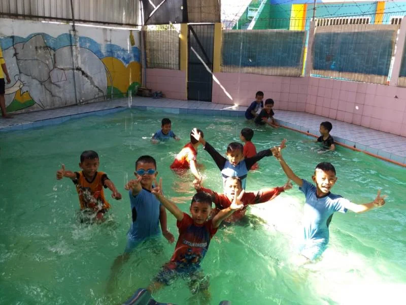 Asyik Pelajaran Renang, Begini Reaksi Siswa ketika Diminta Keluar Kolam