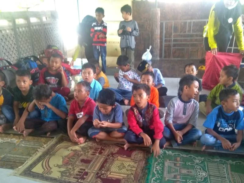 Bermain Outbound sambil Praktik Shalat Jamak Qasar