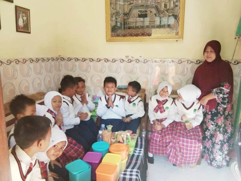 Sekolah Ini Adakan Halal Bihalal sambil Praktik Adab Bertamu
