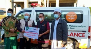 Ambulans dan Perahu Bantuan PWM Jatim Diterima PWM Sulbar