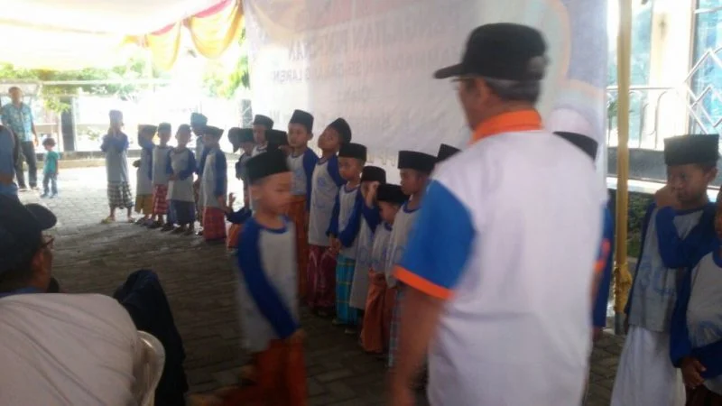 Unik, Puluhan Anak Dikhitan Massal Sambil Senyum