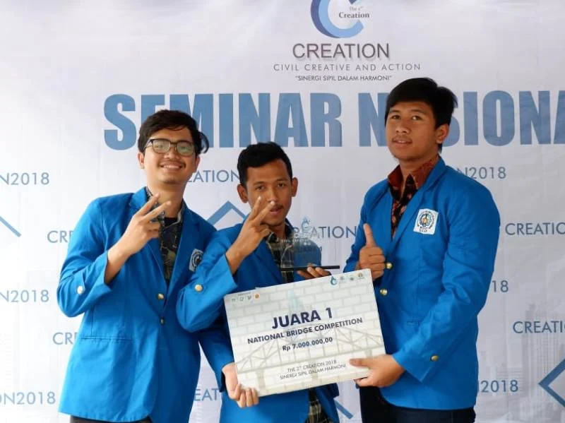 Anak Direktur RS Aisyiyah Siti Fatimah Juara 1 Lomba Rancang Bangun Jembatan