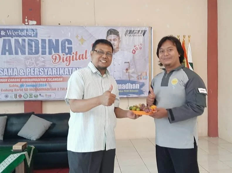 Suami Istri Dapat Hadiah Spesial Praktik Menulis Jurnalistik Online