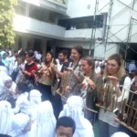 Dihibur Musik Angklung, Mahasiswa Asing Ini Penasaran Cara Mainnya